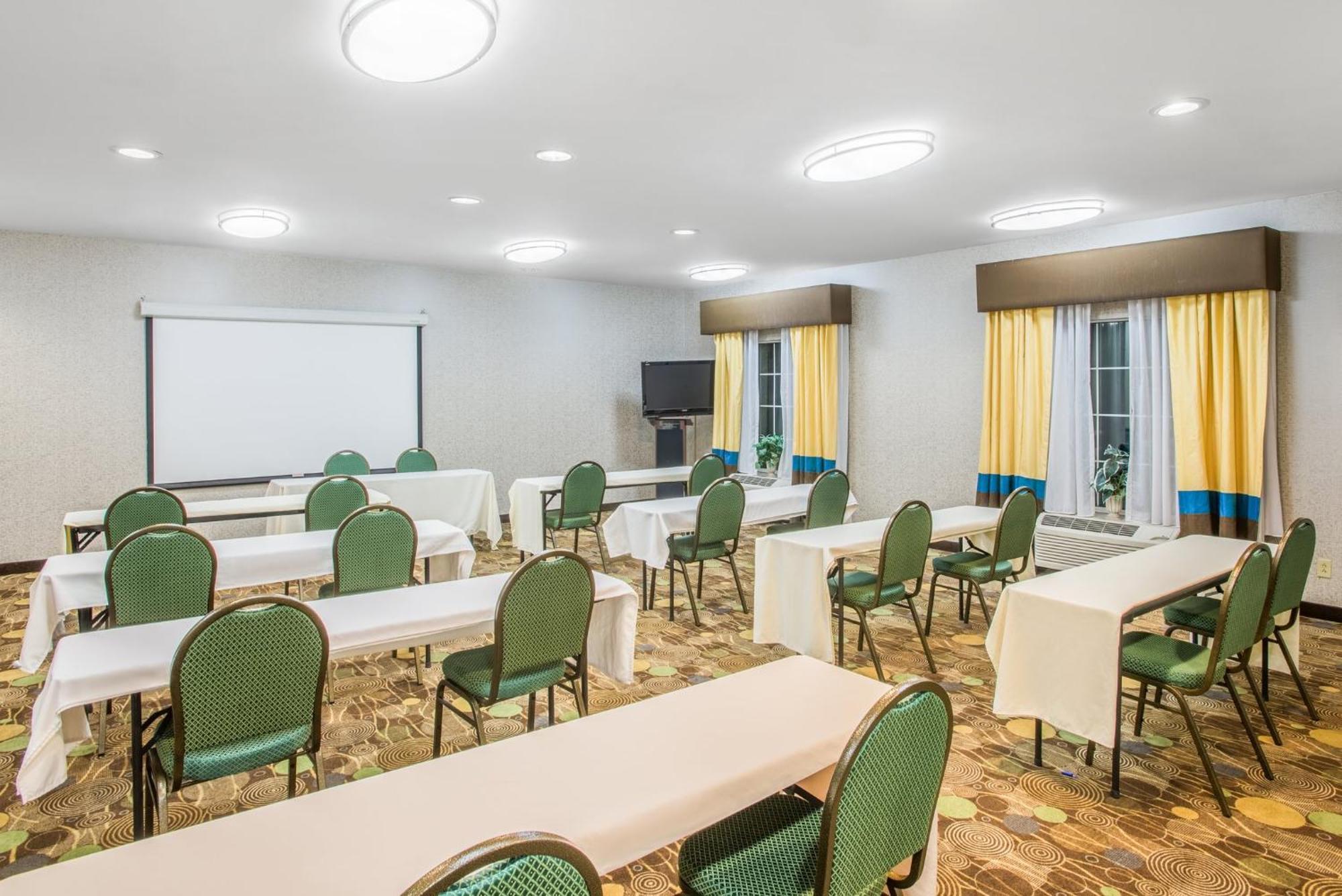 Holiday Inn Express Hotel & Suites Brattleboro By Ihg Exterior foto